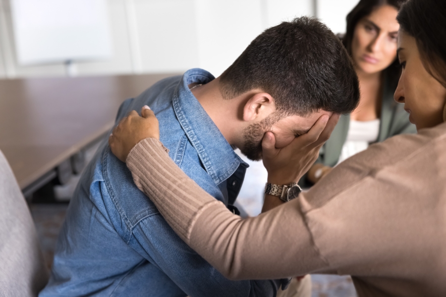 People talking at home about alcohol implant treatment options